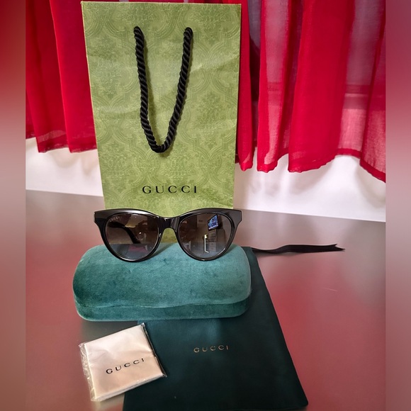 GUCCI  Women’s Sunglasses with a Black/Grey Gradient - Picture 1 of 5